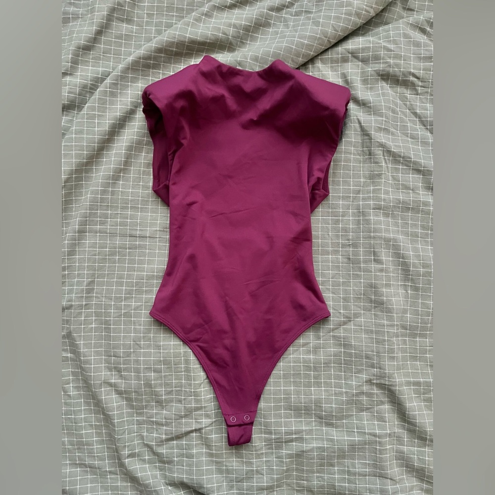 nwot Babaton Contour Shoulder Pad Bodysuit berry xs